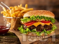 Класически домашен чийзбургер (бургер) с телешка кайма и сирене чедър - снимка на рецептата